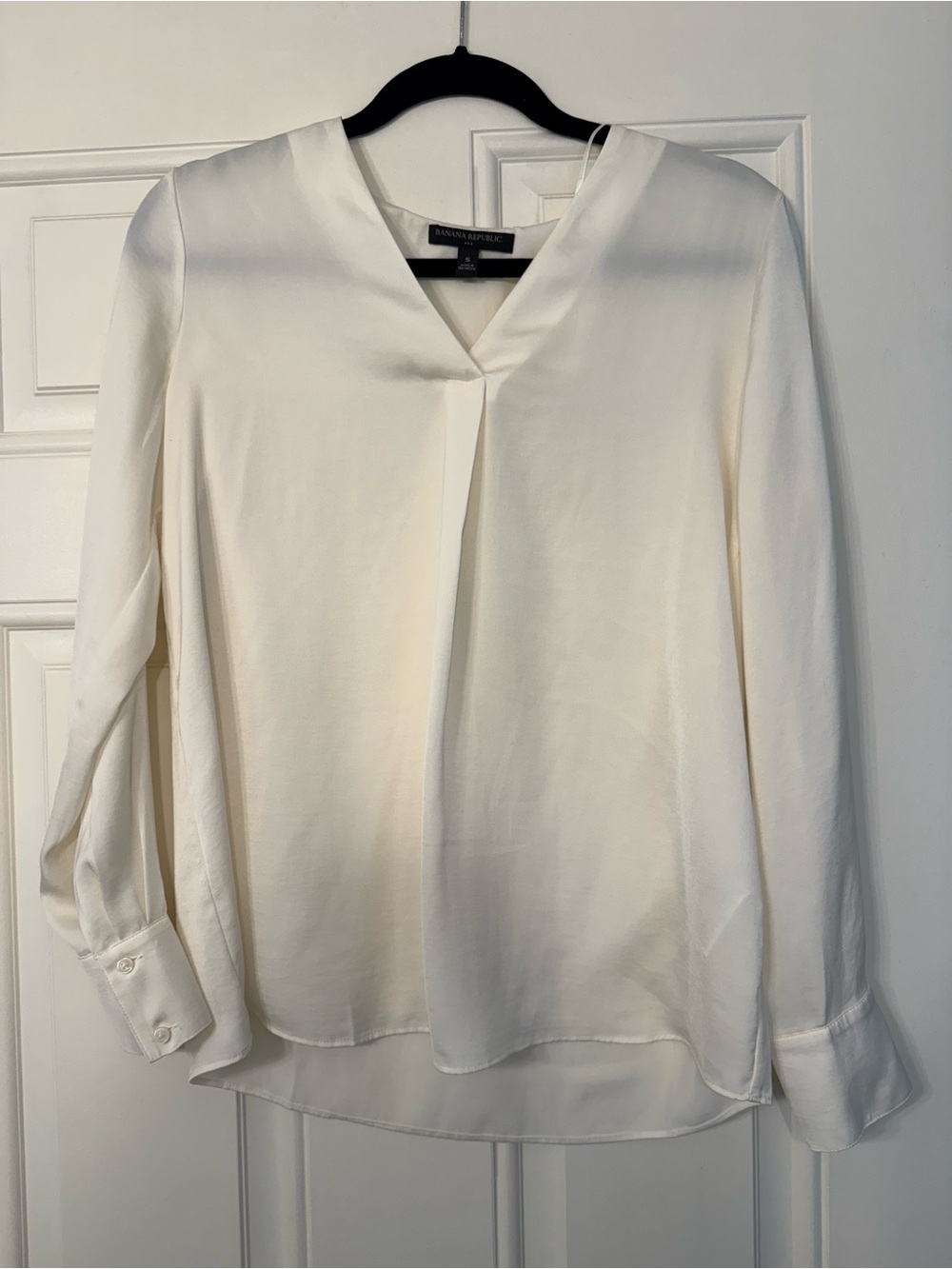 Banana Republic Cream V-Neck Long Sleeve Blouse